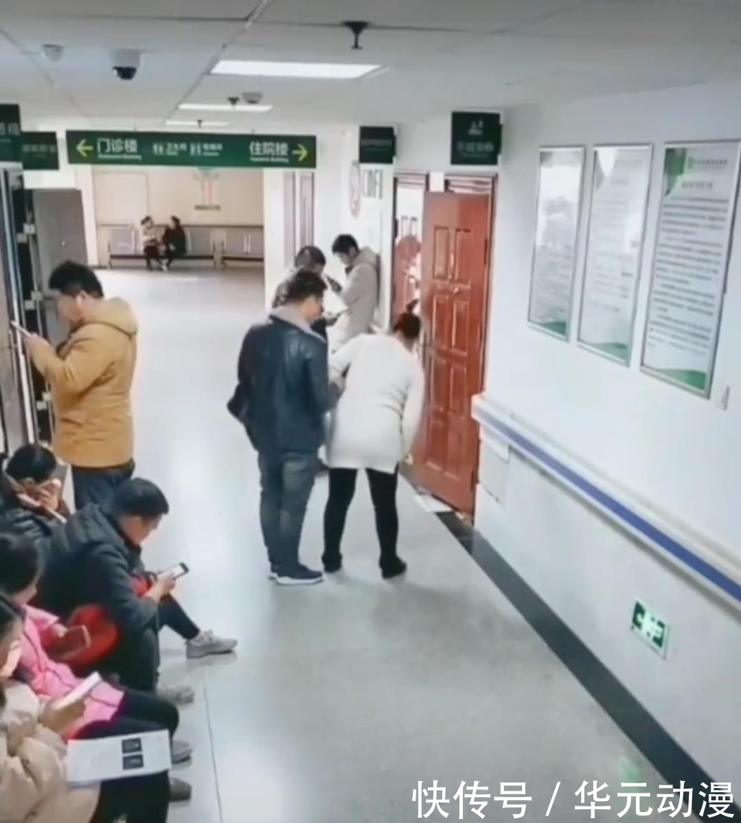 凳子|孕妇在医院双腿发麻无人让座，丈夫当凳子让她坐在自己的背上