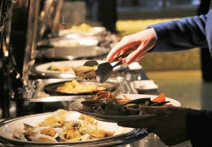 位女子|女子来吃自助餐,每隔一小时准时去洗手间,老板悄悄跟踪后傻住