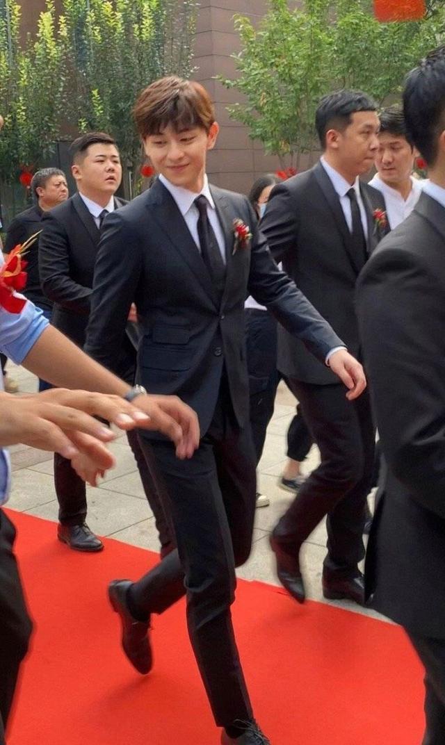 伴郎|邓伦:一块质朴绵实的玉,石家庄之光,铁打的伴郎