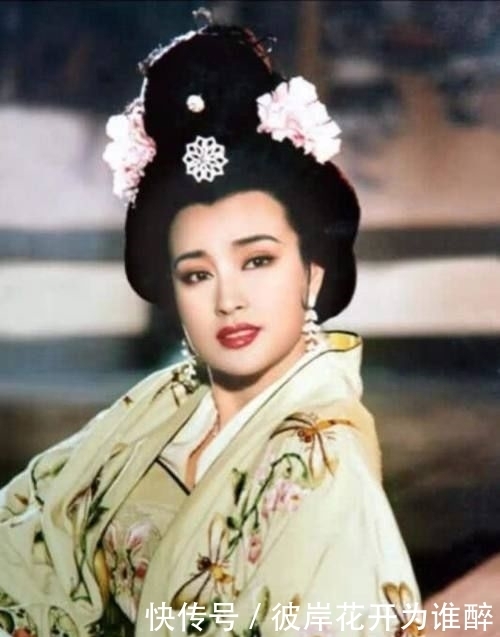  书法|65没去刘晓庆写书法，字体用墨讲究！网友：字如其人一样漂亮！