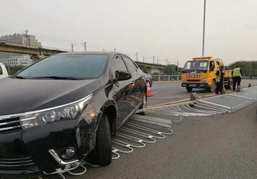  护栏|清晨司机疲劳驾驶，轿车失控撞倒百米护栏