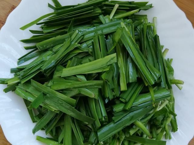 倒入|学会这样做酸辣炒韭菜,色泽诱人且香味扑鼻,让人垂涎不止