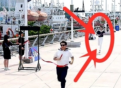 偶像|蔡徐坤与郑恺比拼,谁看到他输了之后的反应?现在的偶像啊