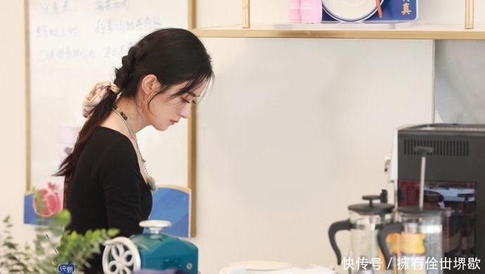  主管|200828《中餐厅》官博发布赵丽颖剧照十宫格 财务经理变成活力售楼主管