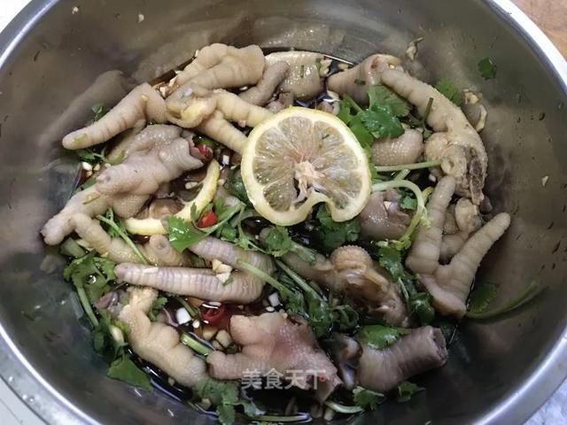 切成|这样做鸡爪真的太好吃了,越吃越上头!你们一定要试试看!