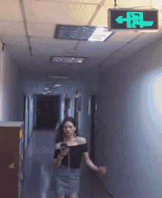 干净|搞笑GIF:擦地阿姨很认真,地真干净