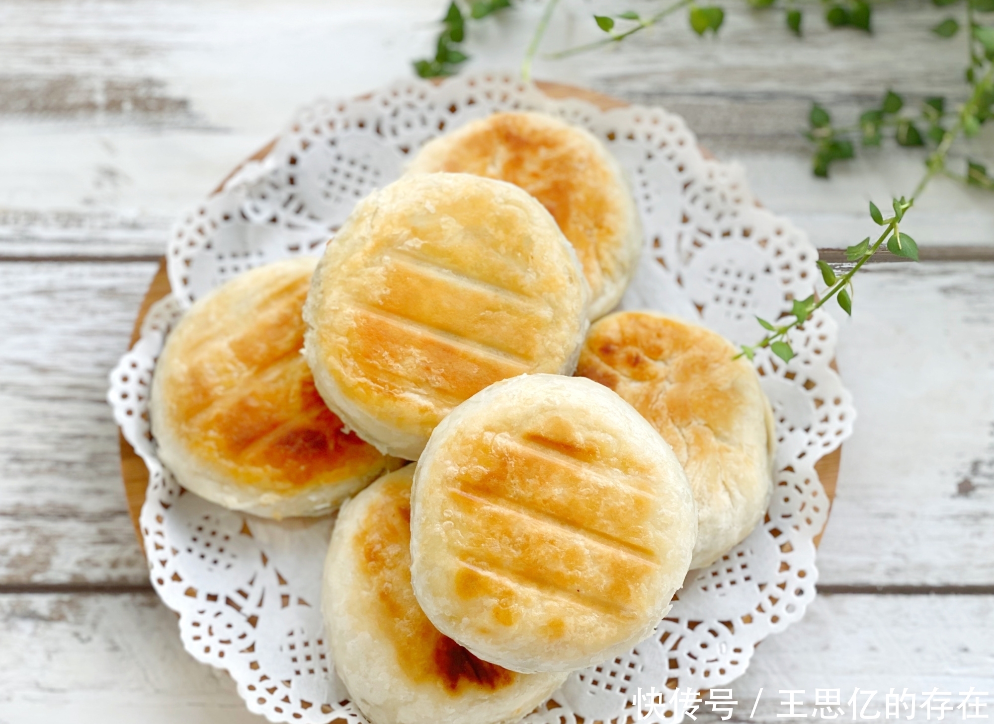 制作|想吃红豆饼别再买了,在家用面粉就能做,咬一口层次分明香酥美味