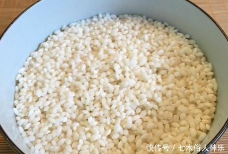  做法|排骨糯米天生一对，上锅一蒸就能吃，香软嫩汁丰富，好吃不上火