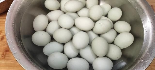 出油|鸭蛋怎么腌制才出油,只需注意四点,保证个个流油让你吃了还想吃