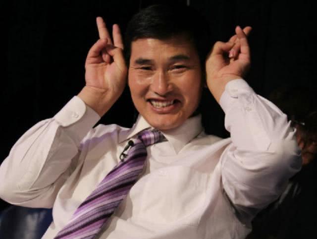  草根|草根明星大衣哥频上热搜，人红是非多，如今更是惨遭踹门！