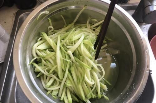 毛钱|这菜9毛钱一斤,常吃软化血管,口感脆嫩多汁,生吃比鸭梨还甜