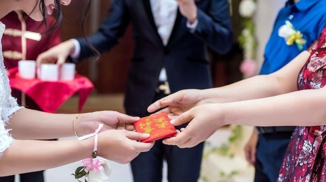 商量|婚礼前商量的2万改口费，结婚时变“空头支票”，女方大闹婚礼
