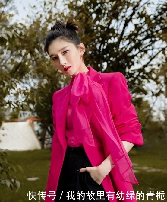  帅气|江疏影气质真好，穿“大妈”装也能如此帅气，还秀了一把好身材