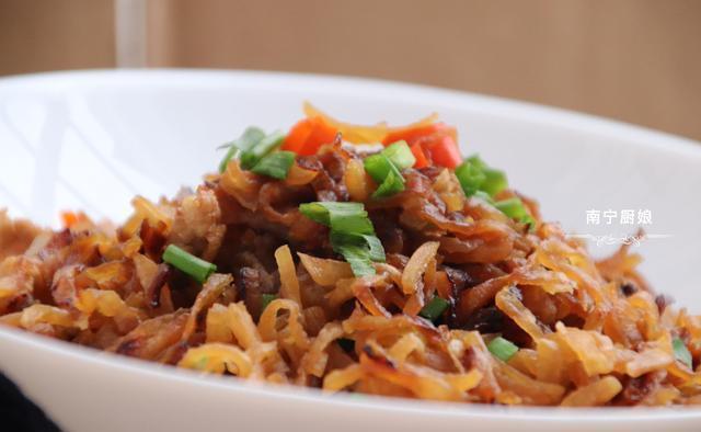  开裂|冬天干燥嘴唇容易开裂出血，常吃这蔬菜可有效缓解，好吃还不贵！