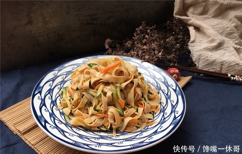 少许|三伏天,少吃猪肉多吃它,蛋白质含量高,简单一拌,5块钱做1大盘