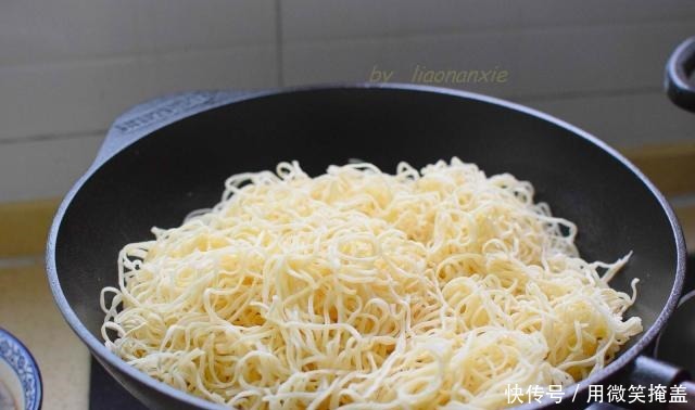 地方叫|用这菜做焖面,老公最爱吃,浓香美味,到了冬天周周都要吃