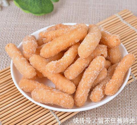 江米|江米条,要炸至江米条表面定型,再用筷子适当翻动