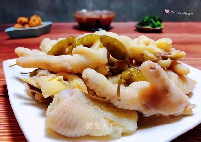  切成|这样做鸡爪真的太好吃了，越吃越上头！你们一定要试试看！