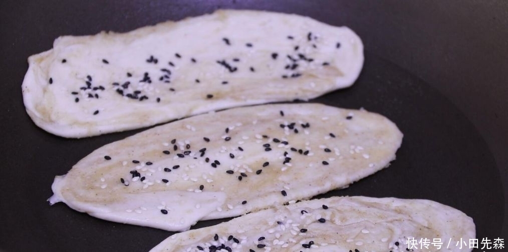 面粉|这是椒盐酥饼的做法，咸香可口，外皮超酥，轻轻一碰就掉渣
