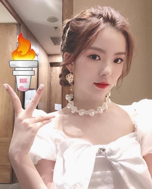 用手|硬糖少女集体出动传递火炬,其他成员都用手传,唯独刘些宁与众不同