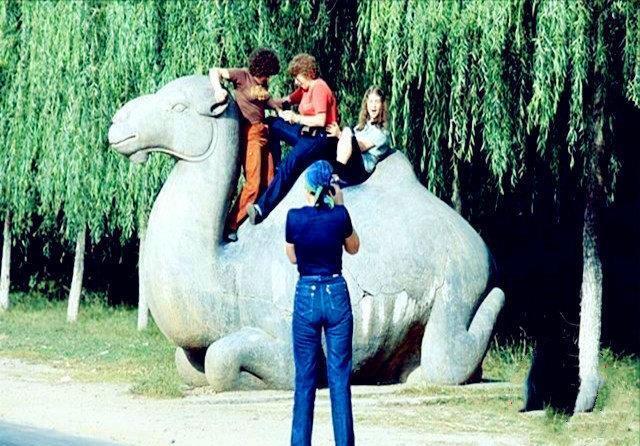 女子|一组70年代的老照片:图3挖河的女民兵,图5女子的行为让人不齿