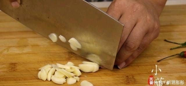  韭菜炒鸭血|一把韭菜和一块鸭血。如果再加上这一步，鸭血就不会散了