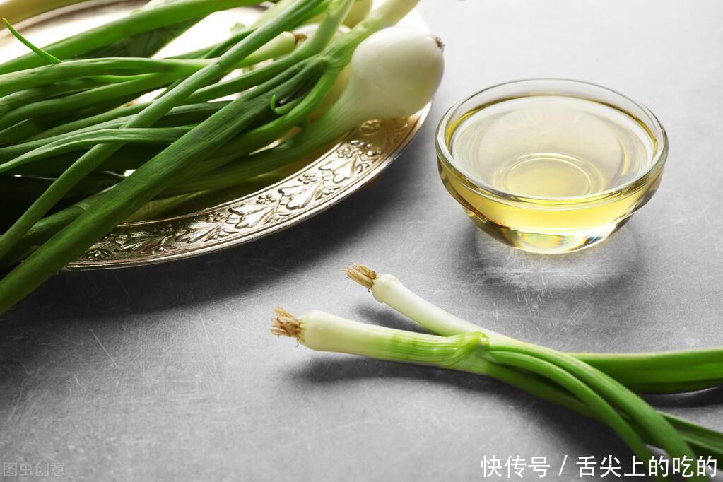 下巴|一个洋葱一碗油,做份香掉下巴的葱油,用来拌面条十分钟早餐上桌