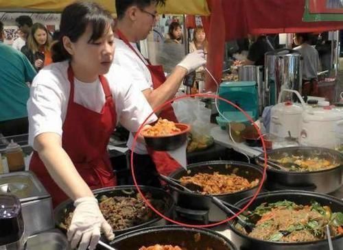 祖国|中国夫妇去外国卖小吃,外国人每天排着队吃,网友祖国为你骄傲