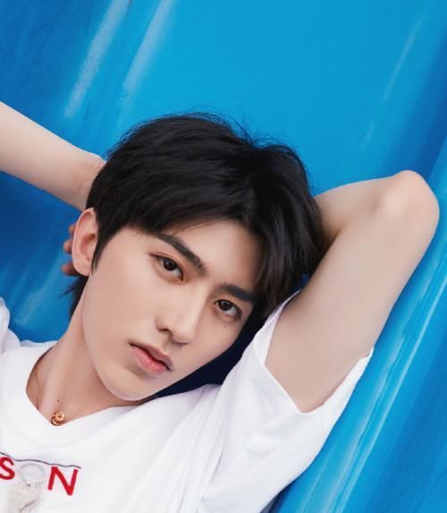  蔡徐坤|蔡徐坤节目上用嘴叼袜子，谁注意他扭头后的小举动嫌不嫌弃太明显