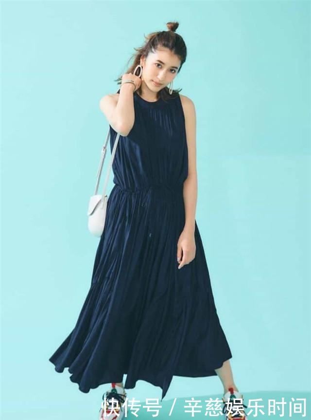 运动鞋|日本女孩太会穿,运动鞋配吊带裙,不会捂脚还时髦