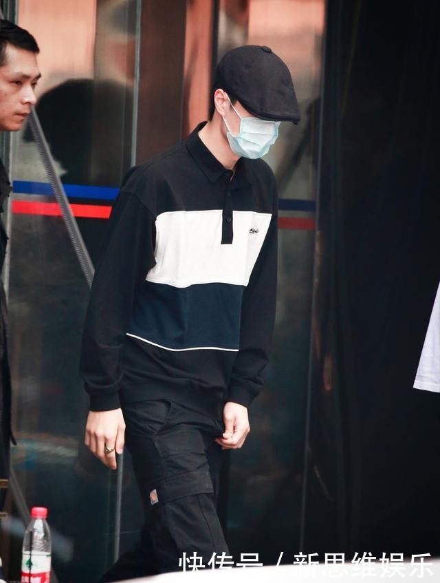 来自|王一博结束《天天向上》录制下班 来自靓仔的心动狙击注视
