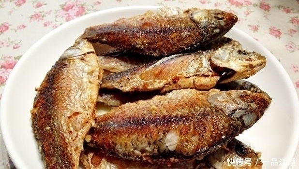 不粘锅|煎鱼时,只放油是不行的,多加这样“东西”,鱼皮完整不粘锅