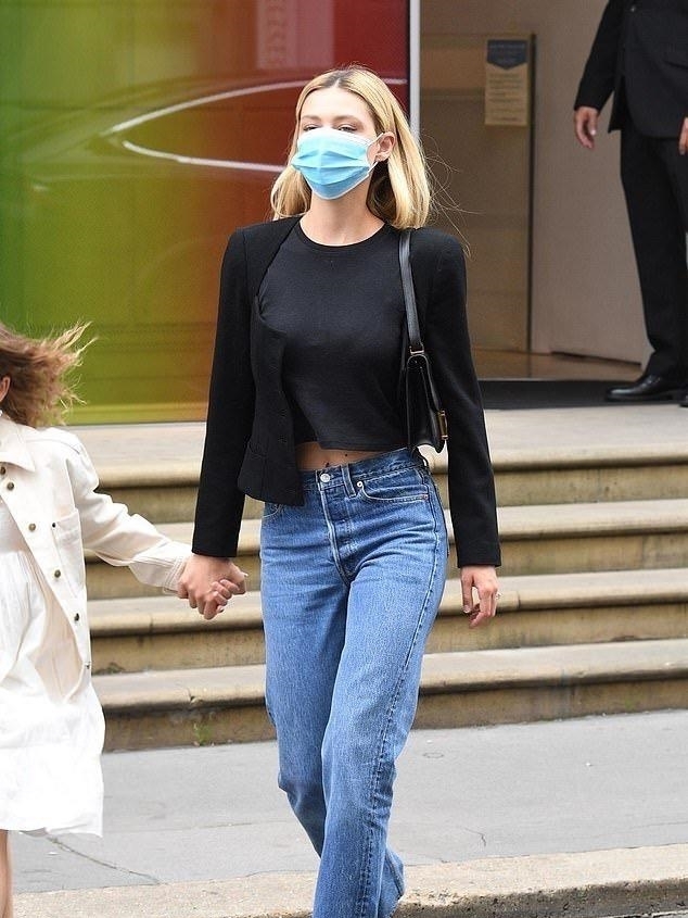  打扮|小贝大儿子与未婚妻逛街，小七打扮很成熟，手牵准嫂子关系融洽