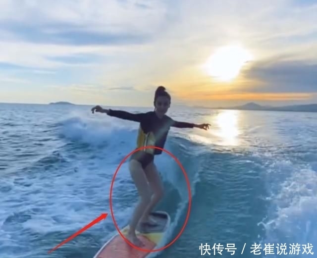 冲浪|baby穿泳装冲浪，“蚂蚁腰”却太抢镜，这确定是孩子妈的身材？