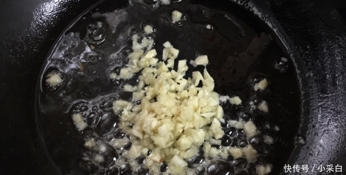 饭店|“炒生菜”先放蒜米还是后放?饭店大厨:多加一步,生菜又脆又绿