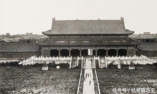 紫禁城|上世纪初期的紫禁城：破败荒凉，杂草丛生，令人颇为感慨