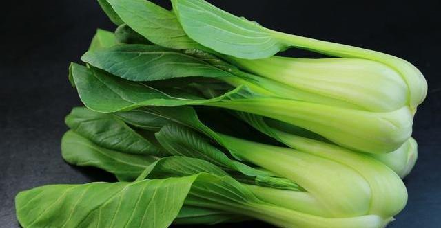  会变黄|青菜怎么炒又好吃，又不会发黄