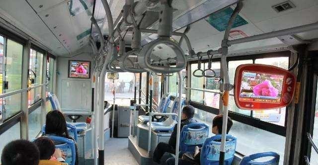 方式|蛮横老太在公交逼抱孩子的宝妈让座,宝妈从容的处理方式,太厉害