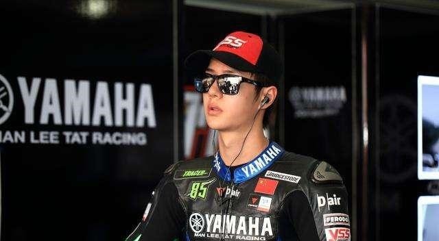  跟班|王一博又要开始耍帅了！参加摩托车赛，尹正只是小跟班