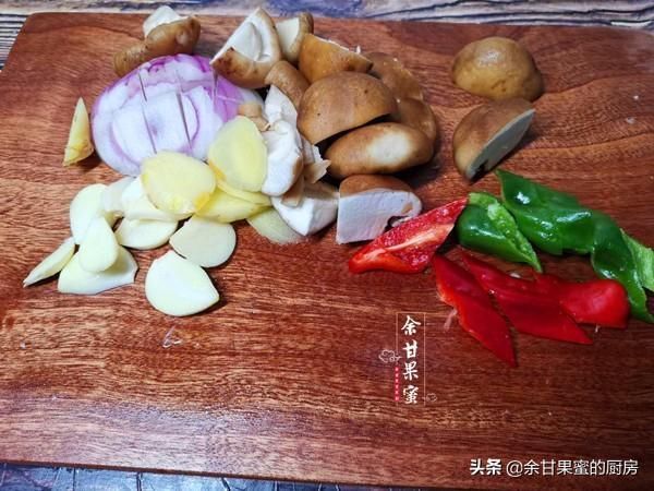 香味|天热下厨,午餐就炖这一道菜,粗粮鸡肉皆有,鲜香味美,开胃下饭