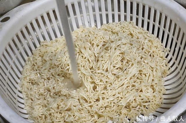 无聊|在家宅着无聊,炒个方便面解决一日三餐,美味营养,比做凉皮省事