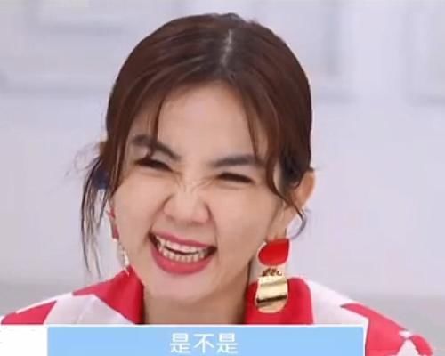  只顾|Lisa听不懂节目流程，其他人只顾着笑，蔡徐坤举动暴露人品