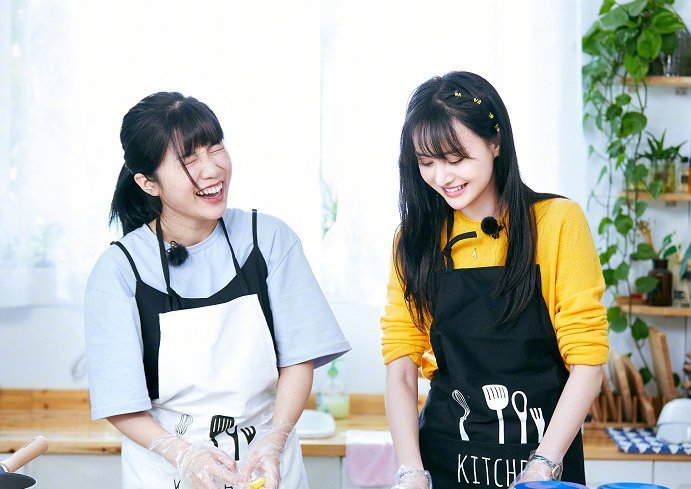 好坏|罗拉差点在厨房里摔倒,旁边郑爽的反应成亮点,暴露两人感情好坏