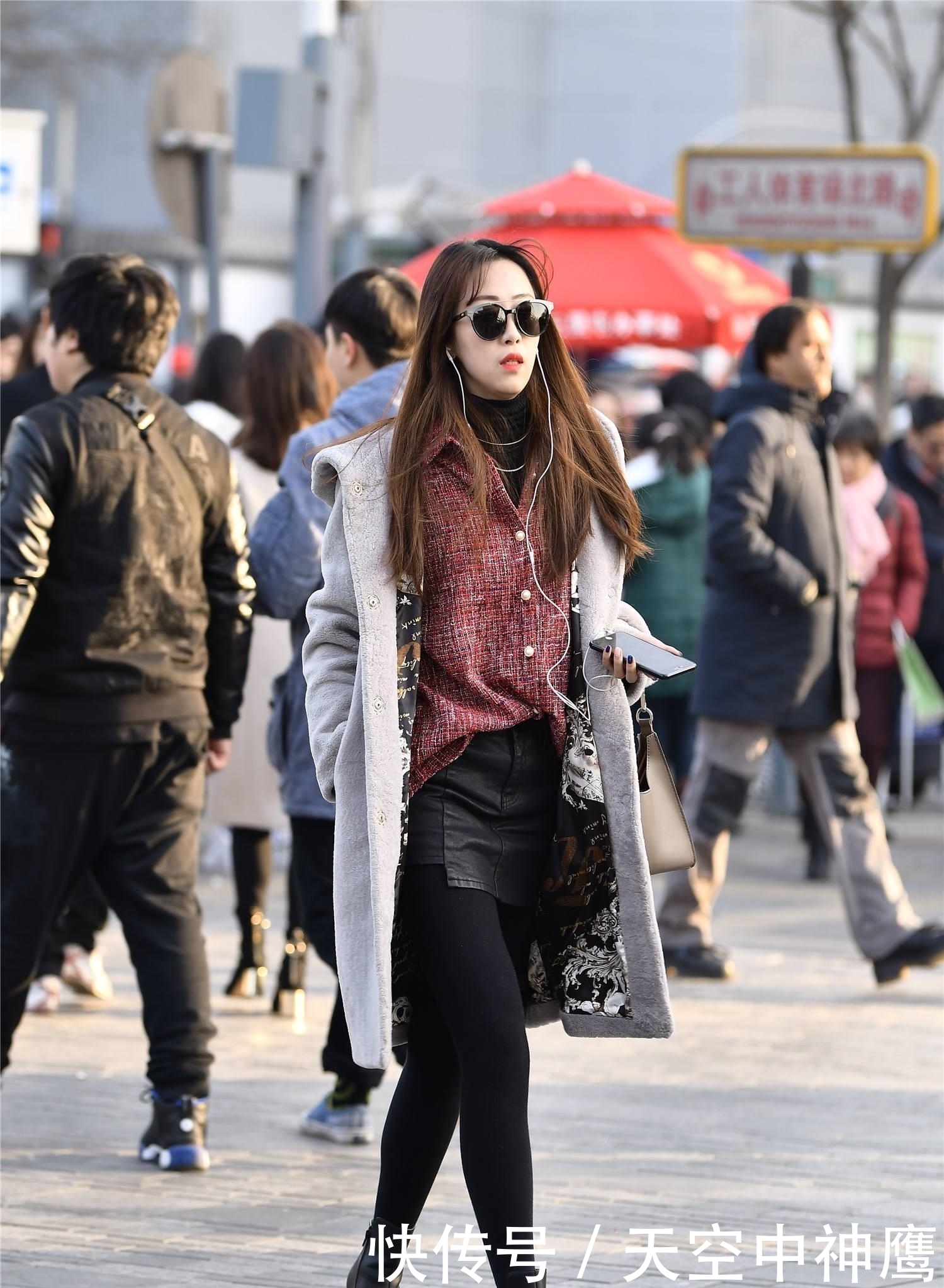  春天|街拍：春天穿上她，修身显瘦还衬托出气质，更有着保暖的效果！
