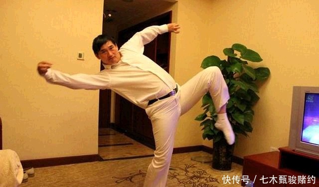 大衣哥|他42岁才成名,从农民到春晚,却因太善良“身败名裂”