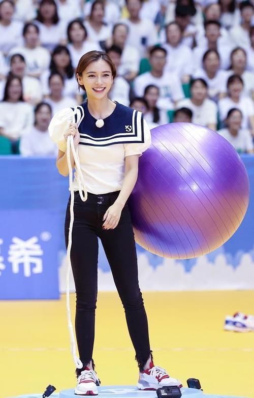  压板|《跑男》欧阳娜娜踩指压板“公然作弊”，看脚下垫的啥太心疼baby