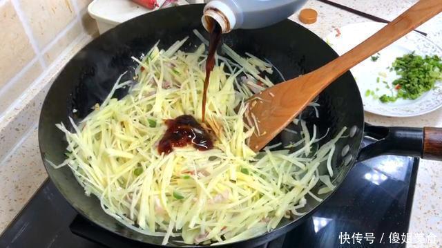作用|炒土豆丝,泡水还是焯水多数人都弄错,大厨教你正确做法