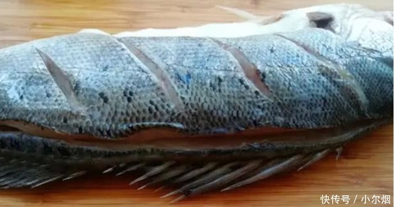  做出来|蒸鱼时, 万万不要直接下锅蒸, 多加这1步, 鱼肉超嫩没有一点腥味