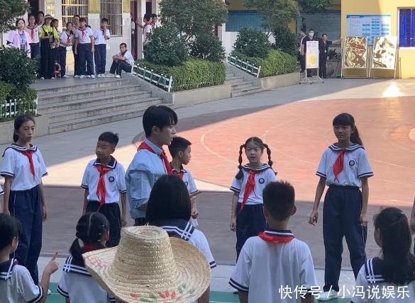 易烊千玺|易烊千玺对周冬雨这个箭头粗得不能再粗了吧齁甜