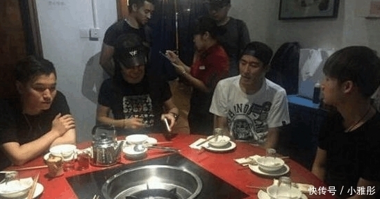 带着自己|录制结束后带学员路边摊吃烧烤? 中国好声音谢霆锋被赞很接地气